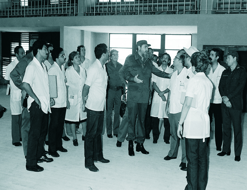 Conversa con doctores del hospital Abel Santamaría / Foto: Sitio Fidel Soldado de las Ideas